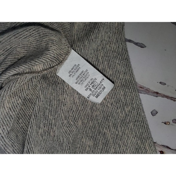 4/$30🌟Caution To The Wind Scrunch Shoulder Shirt Junior's - Picture 5 of 9